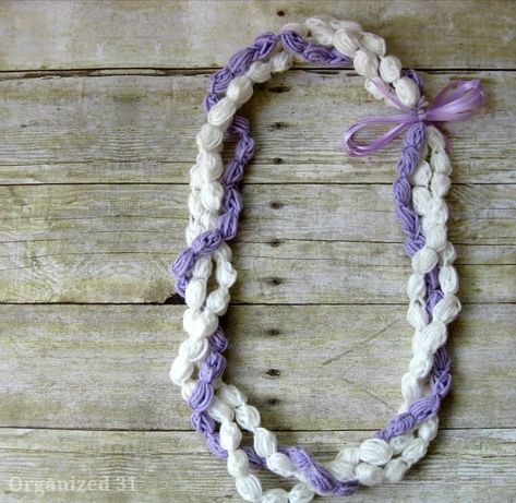 Crochet Yarn Lei Crochet Lei, Yarn Lei, Lei Ideas, Lei Making, Crochet Pony, Hawaiian Leis, Spiral Crochet, Crochet Garden, Ribbon Lei