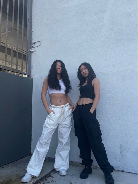 Street style duo outfit matching coordinating black and white Black And White Street Style, White Street Style, Duo Pose, Outfit Look, Street Outfit, Pic Ideas, White Outfits, Street Style, Black And White