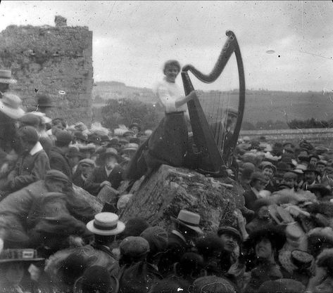 Rock Of Cashel Ireland, Cashel Ireland, Rock Of Cashel, Ireland History, The Harp, Large Crowd, Irish History, Historical Pictures, Vintage Maps