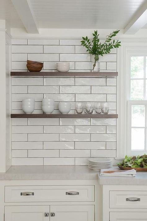 White Subway Tile Kitchen, Gorgeous White Kitchen, Subway Tile Backsplash Kitchen, Subway Tile Kitchen, Kitchen Backsplash Designs, Kitchen Splashback, White Subway Tile, Metroid, Kitchen Tiles Backsplash