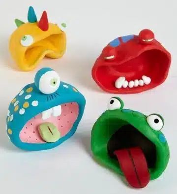 manualidades con arcilla para niños pequeños Clay Projects For Kids, Classe D'art, Clay Monsters, Clay Crafts For Kids, Kids Clay, Kids Pottery, Tanah Liat, School Art Projects, Monster Party