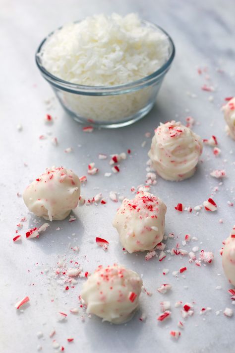 Coconut Candy Cane Truffles Peppermint Oreo Truffles, Oreo Balls Recipe, Chocolate Peppermint Cake, Peppermint Truffles, Cream Cheese Oreo, Oreo Truffles Recipe, Oreo Cookie Balls, Peppermint Cake, Yummy Christmas Treats