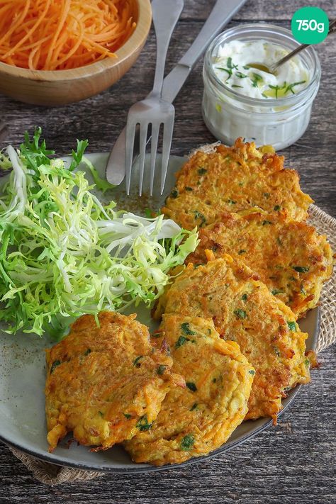 Une recette de galettes à base de carotte et parfumées au cumin. Une recette facile végétarienne. Et pour encore plus d'idées de recettes du quotidien, abonnez-vous à 750g ou rendez-vous sur notre site. Croquettes, Veggie Recipes, Tandoori Chicken, Homemade Recipes, Diner, Meal Prep, Good Food, Food And Drink, Sauce