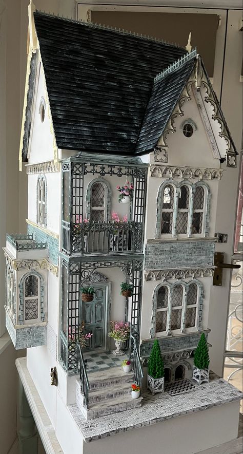 Miniature Victorian House, Pink House Interior, House Decorating Ideas Apartments, Doll House Plans, Victorian Dollhouse, Cardboard House, Victorian Dolls, House Design Photos, Grandmas House