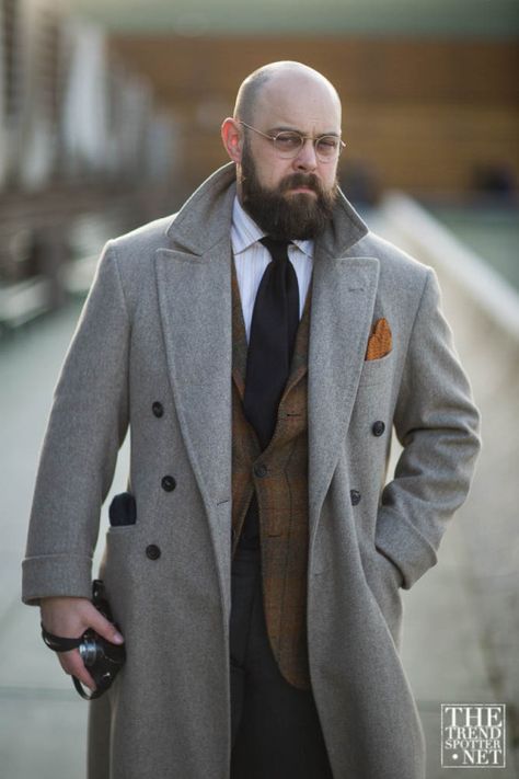 iqfashion:  Ethan Newton (ethandesu.com) Pitti Uomo 89 Source:... Ethan Newton, Plus Size Man Fashion, Men Overcoat, Grey Overcoat, Dapper Outfit, Long Coat Men, Overcoat Men, Mens Overcoat, Street Style 2016