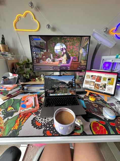 Animation Desk Setup, Artsy Desk Setup, Digital Artist Desk Setup, Artist Desk Setup, Artsy Desk, Streaming Aesthetic, Artist Desk, Interior Design Layout, Gamer Setup