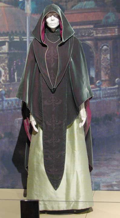 These jade and mint green cloaks, made of silk and velvet and shot through with red undertones, are worn by Queen Amidals handmaidens in the final scene of Star Wars Episode I: The Phantom Menace. Padme Handmaiden, Padme Art, Wizard Clothes, Star Wars Apparel, Amidala Star Wars, Fantasy Garb, Phantom Menace, Star Wars Fashion, Dark Vador