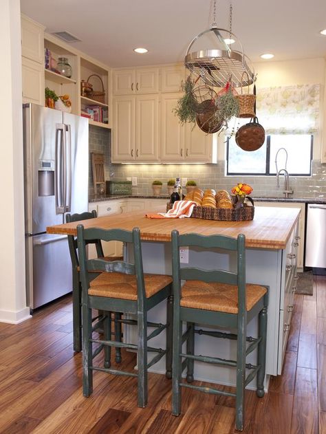 White Country Kitchen with Island - 99 Beautiful Kitchen Island Design Ideas on HGTV Dapur Rustic, Country Kitchen Island, Narrow Kitchen Island, Small Kitchen Island Ideas, Small Modern Kitchen Design, Hgtv Kitchens, Small Modern Kitchens, Simple Kitchen Remodel, Small Kitchen Layouts