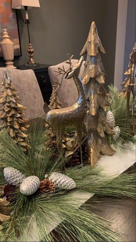 Reindeer Centerpieces, Xmas Tablescapes, Christmas Dining Table Centerpiece, Christmas Cabin Decor, Christmas Floral Designs, Reindeer Decor, Christmas Cabin, Christmas Reindeer Decorations, Gold Reindeer