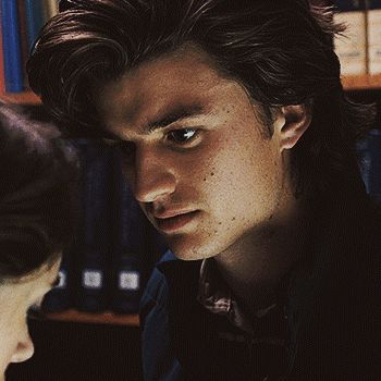 Steve Harrington Gif, Library Scene, Stranger Things Joe Keery, Steve Harrington Stranger Things, Joe Kerry, Stranger And Stranger, Nancy Wheeler, Asoiaf Art, Stranger Things Steve