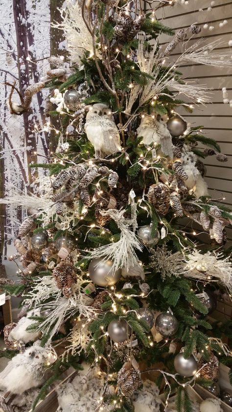 Snowy Owl tree Snowy Woodland Christmas Tree, Owl Christmas Tree Ideas, Owl Christmas Tree, Woodland Christmas Decor, Woodland Christmas Tree, Snowy Christmas Tree, Owl Christmas, Owl Tree, Christmas Tree Decorating Themes