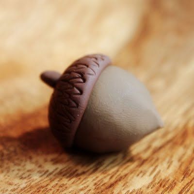 How to make an Acorn (link to tute) - Note how the cap design is made.  ~ Polymer Clay Tutorials Clay Acorn Diy, Clay Acorn, Crea Fimo, Polymer Clay Figures, Polymer Crafts, Modeling Clay, Clay Figures, Fimo Clay, Polymer Clay Charms