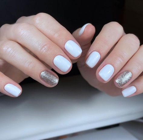 White And Silver Short Nails, White And Silver Nails Short, Silver Nails Short, White Shellac Nails, White Shellac, Gell Nails, White Short Nails, White And Silver Nails, Silver Shorts