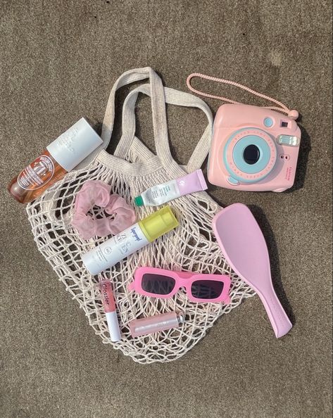 Summer Aesthetic 2024, Beach Bag Aesthetic, Summer Bag Essentials, Everyday Bag Essentials, Beach Bag Essentials, School Bag Essentials, Summer Items, Inside My Bag, Instagram Baddie