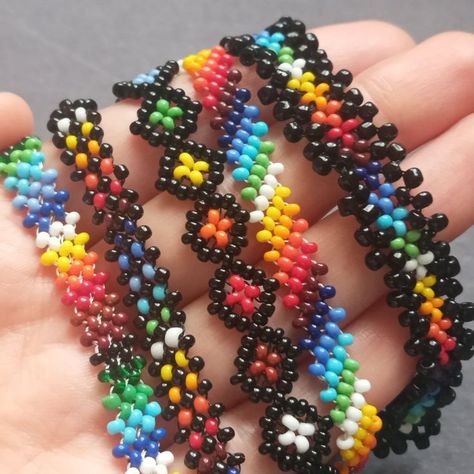 How to make a colorful beaded bracelet: Tutorial/Super easy beads bracelet Seed Bead Bracelets Diy, Seed Bead Bracelets Tutorials, Seed Bead Bracelet Patterns, Gelang Manik-manik, Beaded Earrings Tutorials, Beaded Earrings Diy, Beaded Bracelets Tutorial, Pola Gelang, Gelang Manik