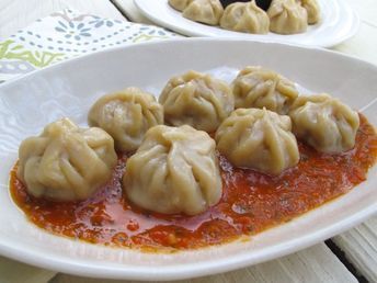 Nepali Momos (Steamed Dumplings) with Tomato Chutney Nepali Recipes, Nepali Cuisine, Nepali Momo, Ramadan Snacks, Dumpling Recipes, Nepalese Food, Veg Momos, Nepali Food, Cilantro Chutney