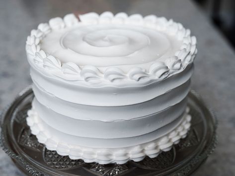 White Frosting Cake, Vow Ideas, Italian Wedding Cakes, White Cakes, Dessert Gifts, Simple Cake Designs, Dessert Toppings, Nontraditional Wedding, Fun Baking Recipes