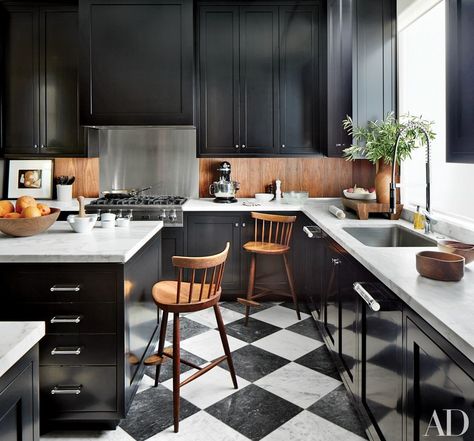 A walnut backsplash and vintage George Nakashima barstools add warmth to a kitchen designed by Dan Fink that features... Black Gloss Kitchen, High Gloss Kitchen Cabinets, Backsplash Herringbone, Types Of Kitchen Cabinets, Gloss Kitchen Cabinets, High Gloss Kitchen, Gloss Kitchen, Dark Countertops, Farmhouse Backsplash