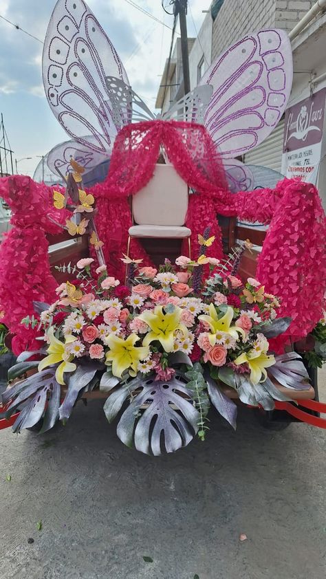 carro alegorico para el dia de la primavera Parade Float Ideas, Parade Ideas, Vehicle Decor, Parade Float, Prom Ideas, Birthday Decorations, Hello Kitty, Arts And Crafts, Kitty