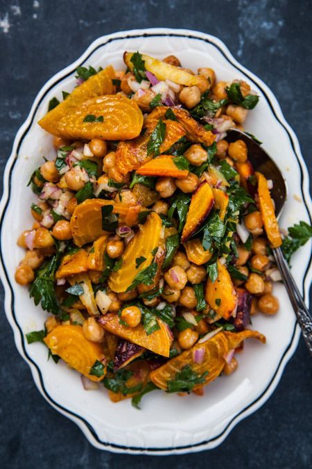 This might turn into my new fave meal: Chickpeas with Roasted Golden Beets and Carrots Beets And Carrots, Roasted Golden Beets, Resep Salad, Golden Beets, Läcker Mat, Roasted Beets, Chickpea Salad, Veggie Dishes, Chickpeas