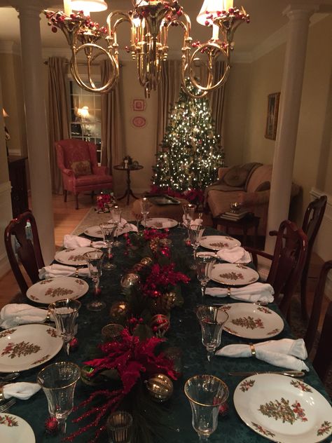 Christmas Buffet On Kitchen Island, Christmas Dinner Aesthetic Table, Dinner Party Thanksgiving, Christmas Table Aesthetic, Christmas Tree In Dining Room, Dinner Table Aesthetic, Christmas Dinner Aesthetic, Interior Christmas Decor, Dining Table Decor Christmas