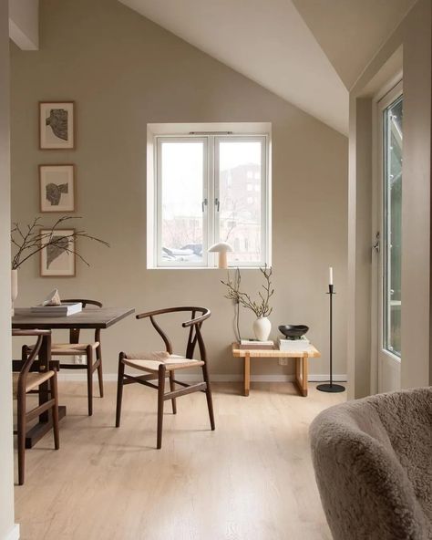 Nordic Dining Room, Danish Interior Design, Scandinavian Dining Room, Scandinavian Style Home, Dining Room Spaces, Carl Hansen, Hans J Wegner, Wooden Dining Chairs, Danish Furniture