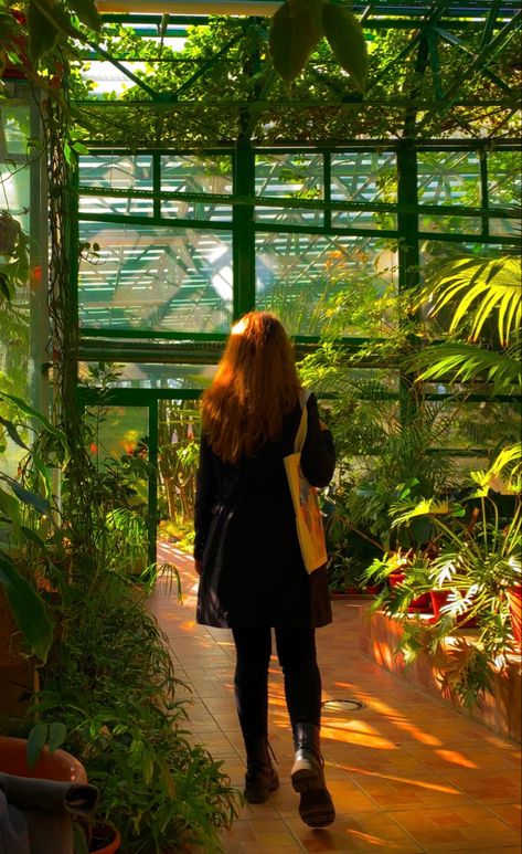 Plant Girl Aesthetic, Botanical Garden Photo Shoot, Summer Photoshoot, Gardening Outfit, Garden Girls, Plant Aesthetic, Garden Pictures, Garden Photography, Hanging Garden