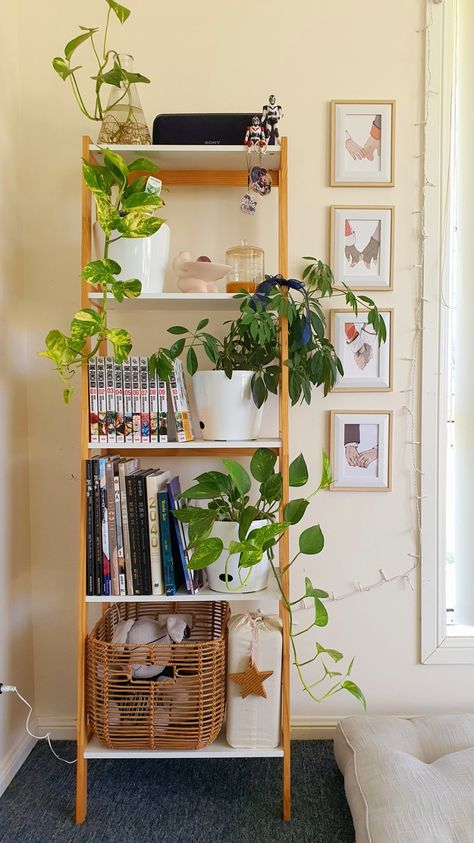 Bookshelf And Plants, Plant Shelf Ideas Living Room, Stylish Bookshelf, Home Gel Nails, Shelf Decorating, Leaning Shelf, Small House Organization, Home Drawing, Drawing Home