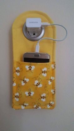 Cell Phone Charging Station, Phone Charging Station, Costura Diy, Small Sewing, Sew Ins, Small Sewing Projects, Creation Couture, Diy Phone, Sewing Projects For Beginners