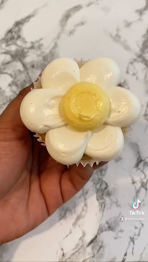 Daisy Shaped Food Ideas, Groovy Party Cupcakes, Groovy Flower Cupcakes, Daisy Birthday Cupcakes, Groovy One First Birthday Cupcakes, 60s Cupcakes, Daisy Cupcakes Easy, Flower Themed Cupcakes, Hippie Birthday Party Food