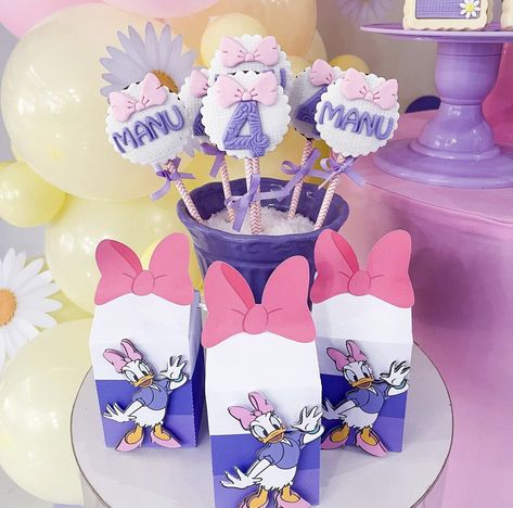 Daisy Duck Decorations, Daisy Duck Centerpieces, Daisy Duck Birthday Party Ideas, Minnie And Daisy Birthday Party, Daisy Duck Cake, Daisy Duck Birthday, Daisy Duck Party, Minnie Y Daisy, Pata Daisy