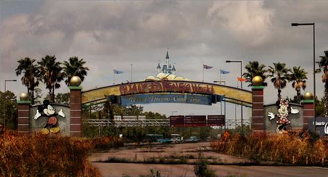 Artist's Abandoned Disney World Is A Whole New World Of Creepy Abandoned Disney Park, Terrifying Pictures, Disney Parque, Apocalypse World, Orlando Theme Parks, Abandoned Things, Spooky Places, Abandoned Amusement Parks, Disney Photography