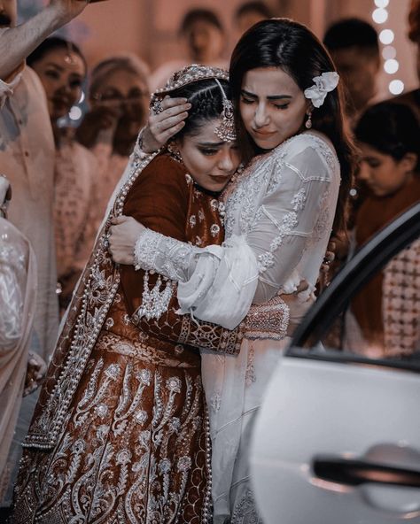 Ushna Shah Wedding Pics, Rukhsati Pics, Ushna Shah Wedding, Nikaah Aesthetics, Ushna Shah, Bridesmaid Poses, Boho Chic Wedding Dress, Bridesmaid Photoshoot, Indian Wedding Poses