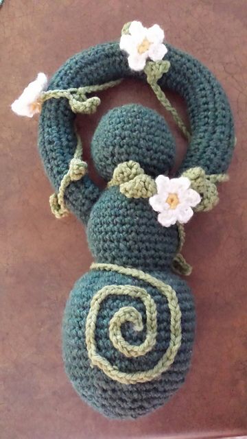 Goddess Doll, Crochet Goddess, Vines And Flowers, Wiccan Crafts, Pagan Crafts, Hippie Crochet, Halloween Crochet Patterns, Witchy Crafts, Crochet Goodies