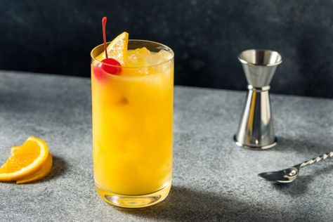 How the Harvey Wallbanger Got Its Name Harvey Wallbanger Drink, Classic Vodka Cocktails, Tea Punch, Harvey Wallbanger, Orange Juice Drinks, Fuzzy Navel, Cocktail Names, Most Popular Cocktails, Cocktail Drinks Alcoholic