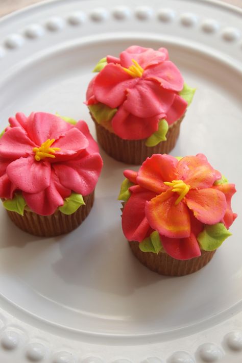 Tropical style buttercream flowers using tip 126k!  . . #buttercream #buttercreamcupcakes #buttercreamflowers #flowers #flowercupcakes #piping #cupcakes #cupcakedecorating #tropical #tropicalcupcakes Hawaiian Cake Ideas Luau Birthday Themed Cupcakes, Hibiscus Flower Cupcakes, Hawaiian Flower Cupcakes, Tropical Flower Cupcakes, Tropical Cupcake Ideas, Tropical Theme Cupcakes, Tropical Paradise Party, Rainforest Party, Piping Cupcakes