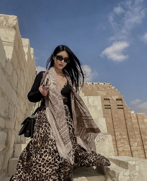 Egyptian Women Modern, Arabian Outfit, Aesthetic Egyptian, Itgirl Aesthetic, Egypt Style, Egyptian Aesthetic, Travel To Egypt, Egyptian Decor, Egyptian Architecture