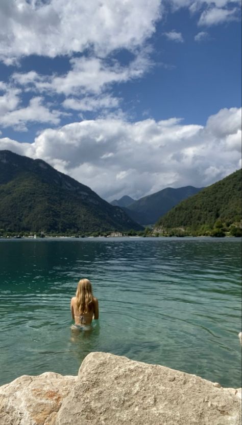 girl with blond hair in mountain lake (lago di ledro) seen from the back Lake Day Pictures Aesthetic, Poses In Water, Aesthetic Lake Pictures, Idea For Summer, Hallstatt Austria, Picture Picture, Lake Vacation, Lake Photos, Lake Pictures