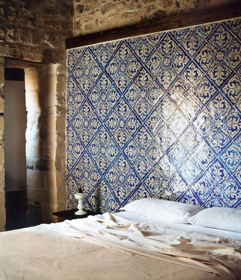 . Blue And White Tiles, Moroccan Style Interior, Design Hotel, Design Del Prodotto, Blue Tiles, White Tiles, Awesome Bedrooms, Boho Home, Beautiful Bedrooms