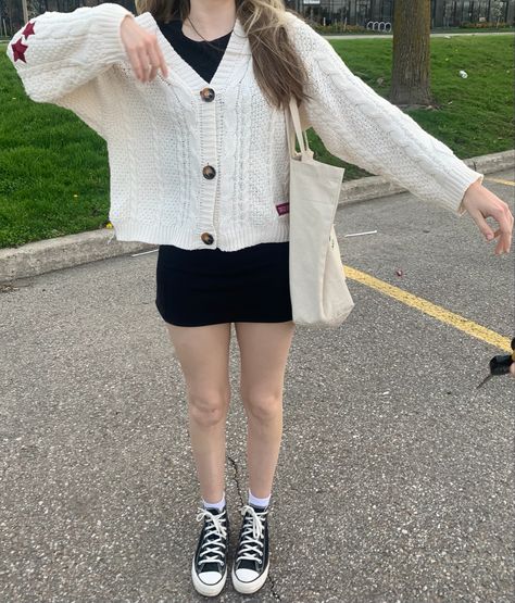 Cardagins Outfit, Cute Cold Spring Outfits, Fieldtrip School Outfit, White Cardigan Outfit Aesthetic, Taylor Swift Cardigan Outfit, Converse Outfit Aesthetic, Taylor Swift Cardigan, Trendy Fashion Tops, Outfits With Converse