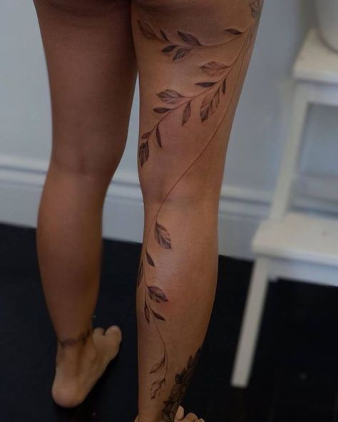 Aesthetic Leg Tattoos, Tattoo Women Back, Leg Tattoos Aesthetic, Tattoo Bein Frau, Fineline Tattoo Ideas, Tattoo Ideas Men, Women Tattoo Ideas, Tattoo Spine, Tattoo Leggings