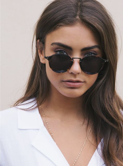 The Clueso Sunglasses Tortoiseshel Fall Sunglasses, Chic Sunglasses, Party Sunglasses, Cute Sunglasses, Look Retro, Cycling Glasses, Sunglasses Women Fashion, Tortoise Shell Sunglasses, Trendy Sunglasses