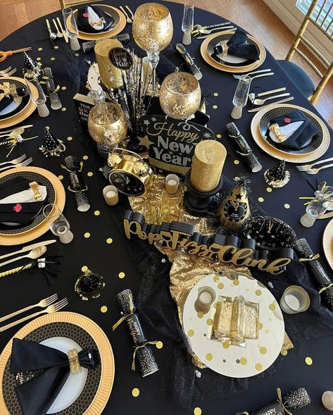 New Year’s Table Decoration, Black And Gold Nye Party, New Year Eve Table Decorations, New Year’s Eve Table Setting, New Years Table Decorations Ideas, Black Gold Table Decor, New Years Table Decor, New Year Table Decor, New Year Table Decoration