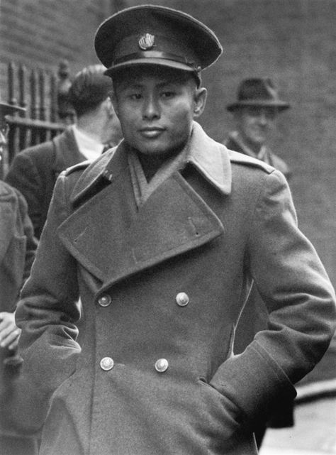 General Aung San (1915-1947) father of Aung San Suu Kyi arrives at 10 Downing Street London to negotiate independence for Burma with the British government on 13 January 1947. #myanmar #myanmar #history Bogyoke Aung San Photo, General Aung San Drawing, General Aung San Photo, General Aung San, Bogyoke Aung San, History Of Myanmar, Dollars Money Wallpaper, How To Draw Sans, Cristiano Ronaldo Body