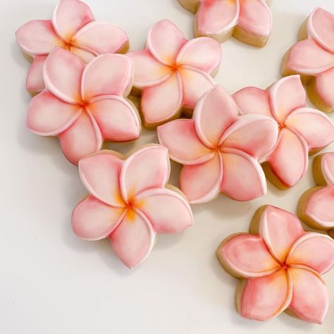 NEN - CUSTOM COOKIES + CAKES on Instagram: "My favorite flower, well actually the white and yellow ones but these are just as pretty. Fun fact: My husband will always grab me a flower if we see one . . . #nenbakes #hawaiicookies #madeinhawaii #oahucookies #customcookies #decoratedcookies #prettycookies #talentedcookier #talentedbaker #plumeria #plumeriacookies #hawaiianflower #thesugarart #elite" Hawaiian Birthday Cakes, Hawaiian Cookies, Summer Birthday Cake, Surf Cake, Heart Birthday Cake, Cookie Decorating Icing, Flower Sugar Cookies, Fruit Platter Designs, Crazy Cookies