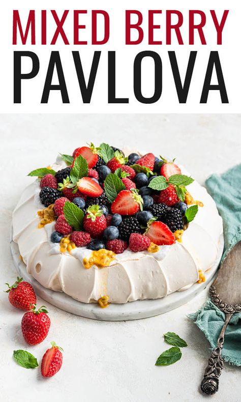 Pavlova Easy, Summer Party Desserts, Berry Pavlova, Baked Gifts, Living Foods, Pavlova Cake, Mothers Day Desserts, Chicory Recipe, Berry Sauce