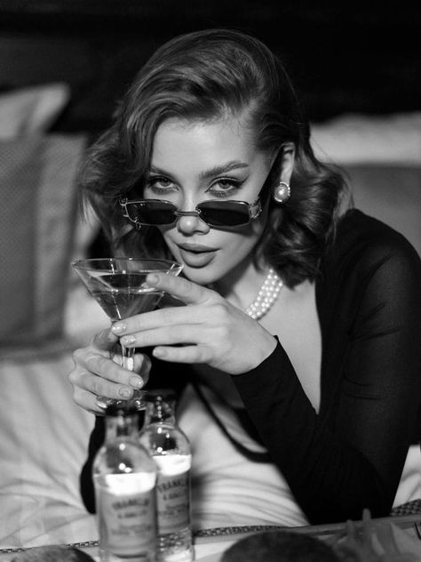 Old Hollywood Glam Photoshoot Ideas, Casino Night Outfits Women, Posing With Drink, Martini Glass Photoshoot, Martini Photoshoot, Bar Photoshoot Ideas, Mama Photoshoot, Bar Photoshoot, Boat Birthday