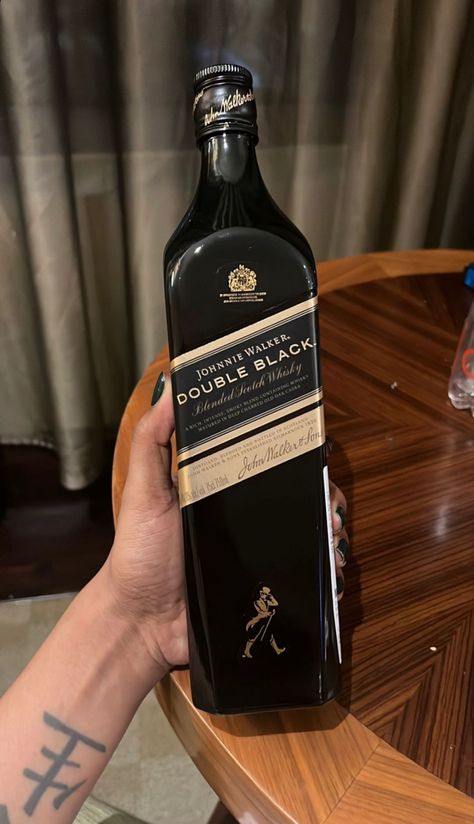 Black Label Snap, Liqueur Drinks, Drinks Aesthetic, John Walker, Alcohol Aesthetic, Johnnie Walker, Driving Pictures, Food Items, Black Label