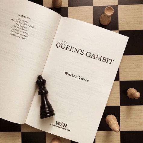 Isabella Vitiello, Gambit Wallpaper, Aiden King, Queen's Gambit Aesthetic, Beth Harmon, The Color Of Money, Queens Gambit, Chess Books, Aesthetic Header