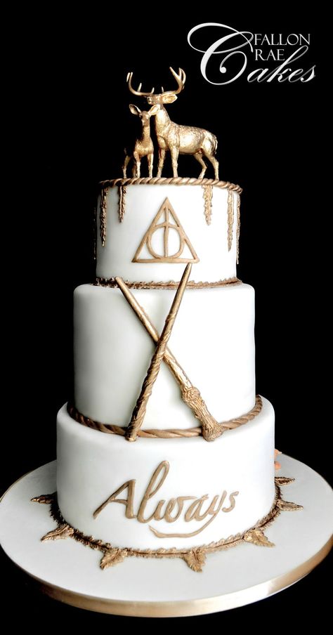 Harry Potter Wedding Cake This is a cake I created for a lovely Harry Potter themed wedding! It consisted of the gold stag, doe, Harry'... Harry Potter Wedding Cake, Tort Harry Potter, Gateau Harry Potter, Harry Potter Birthday Cake, Harry Potter Wedding Theme, Harry Potter Food, Anniversaire Harry Potter, Buku Harry Potter, Wedding Cake Recipe